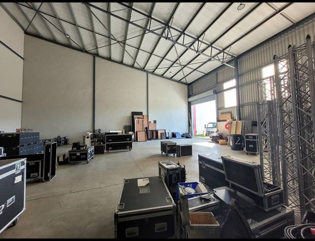 494M² WAREHOUSE TO LET IN STIKLAND INDUSTRIAL